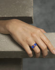 Bague Mini Noeud en or rose et lapis-lazuli portée