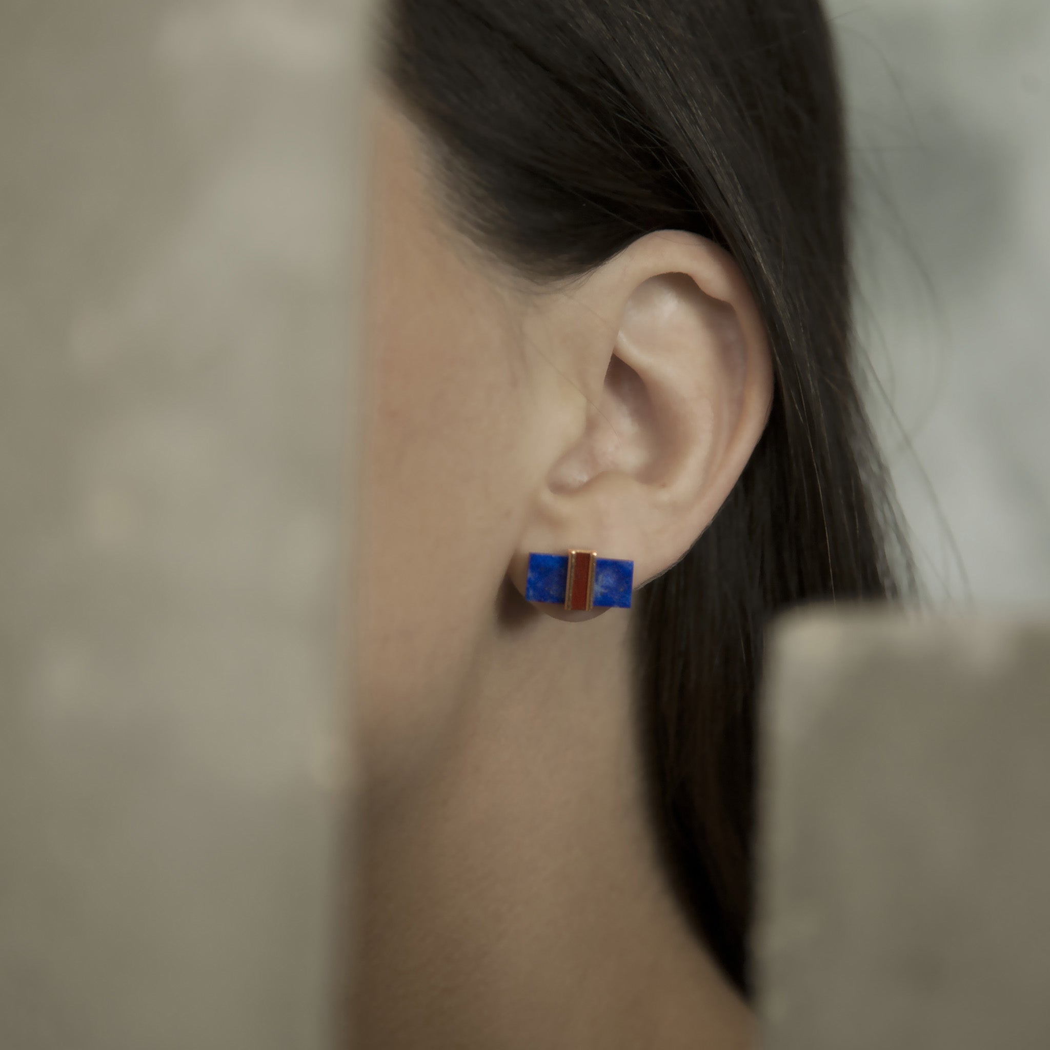 Boucles d&#39;oreilles Mini Noeud en or rose, lapis-lazuli et jaspe rouge portées
