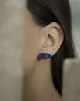 Boucles d'oreilles Mini Noeud en or rose, lapis-lazuli et jaspe rouge portées