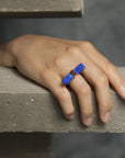 Bague Noeud en or rose et lapis-lazuli portée