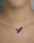 Collier Noeud en or rose, lapis-lazuli et jaspe rouge gros plan porté