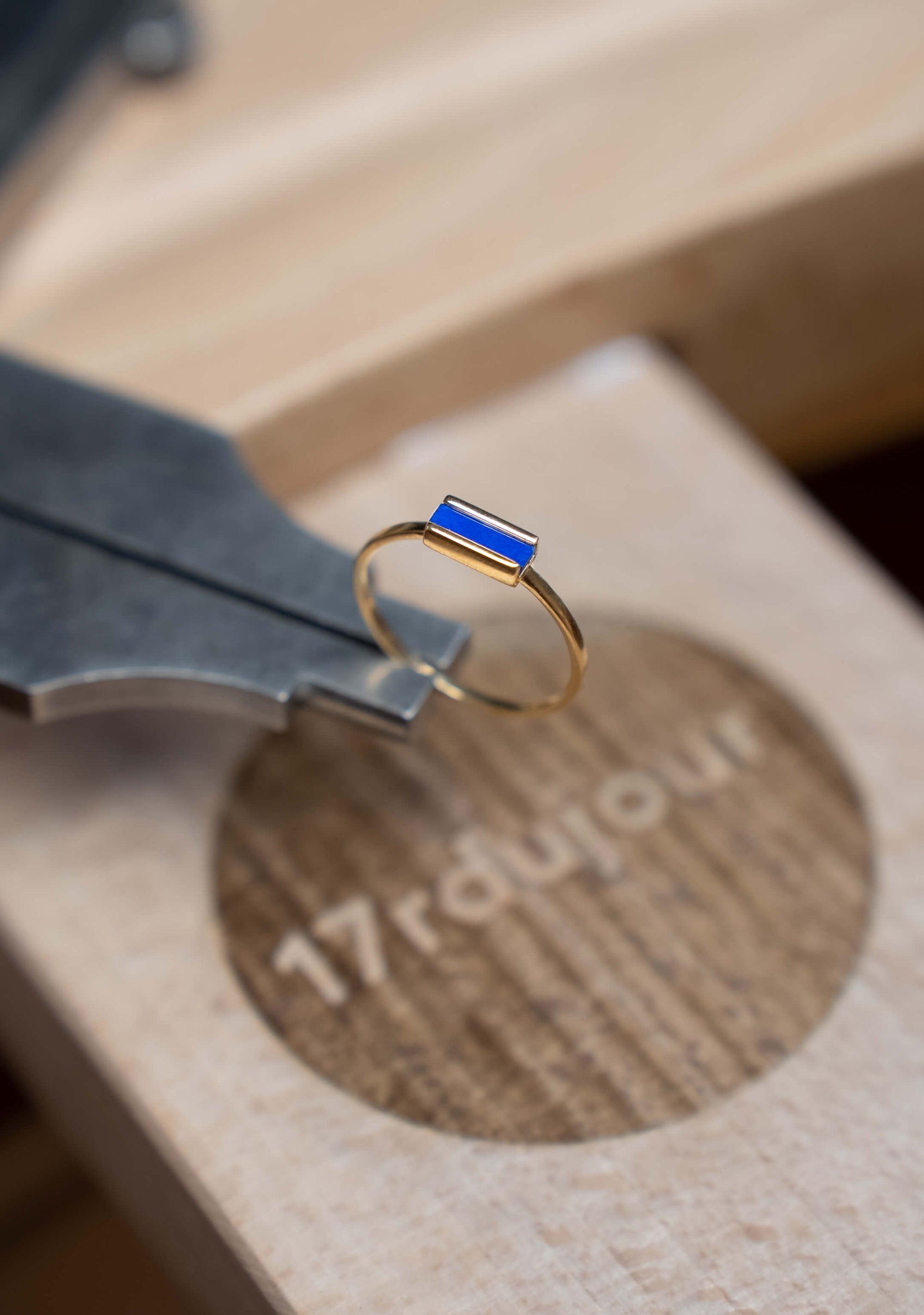 bague minimaliste en or jaune et lapis lazuli