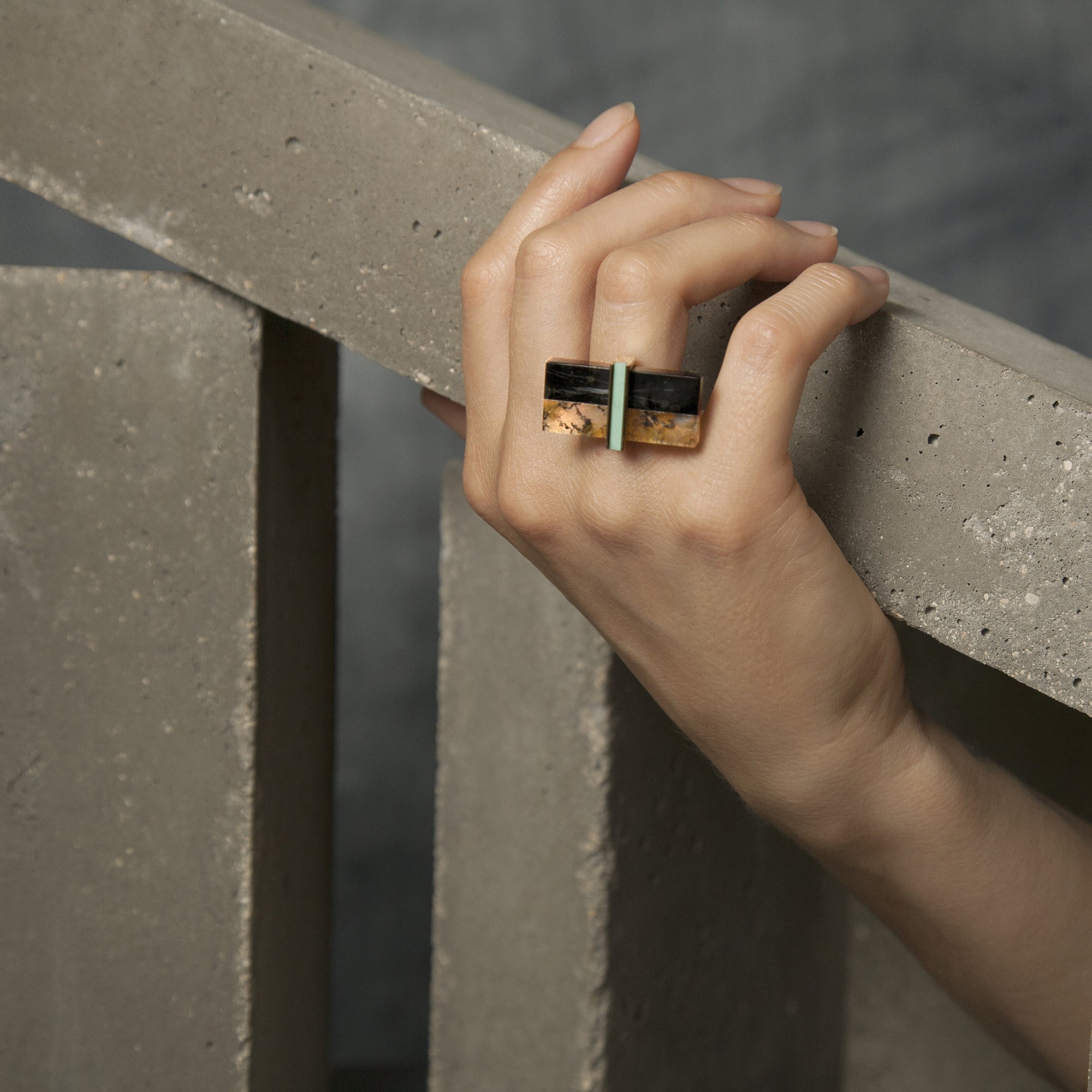 Bague Double Noeud en or rose, quartz dendritique et schist portée