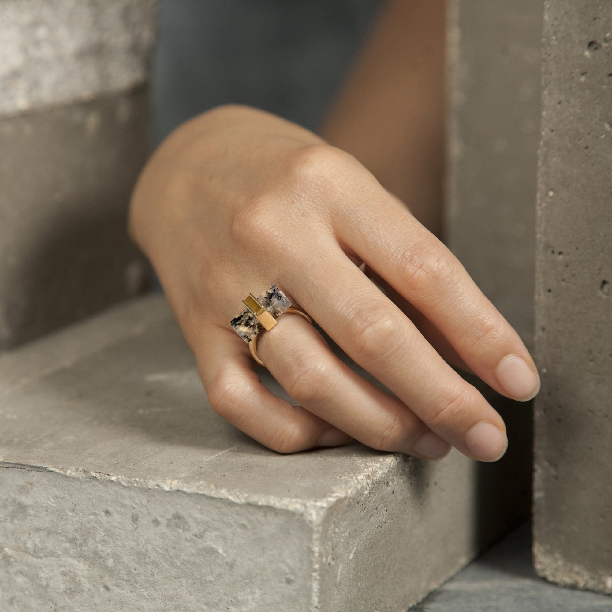 Bague Mini Noeud en or jaune, agate et oeil de tigre portée