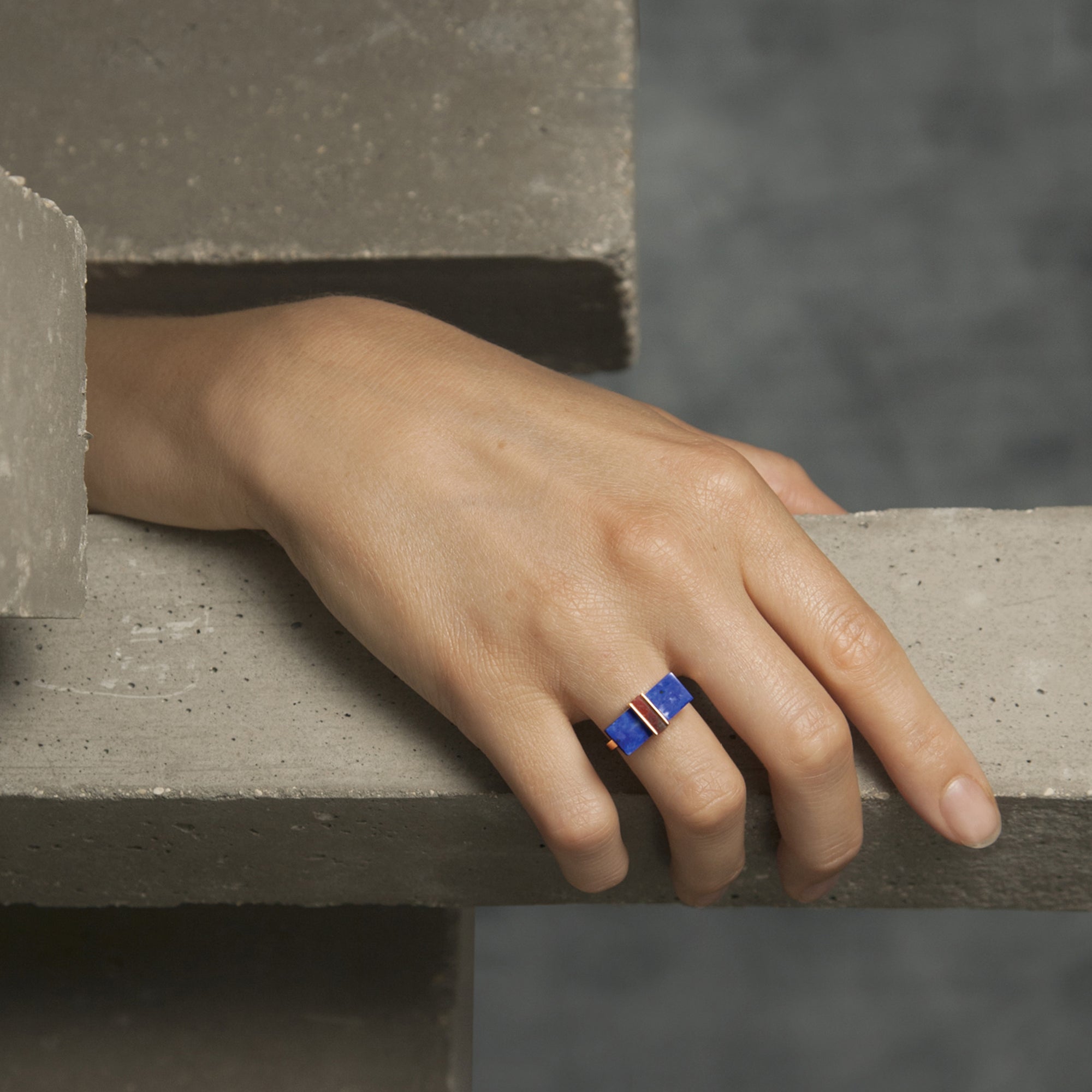 Bague Mini Noeud en or rose et lapis-lazuli portée