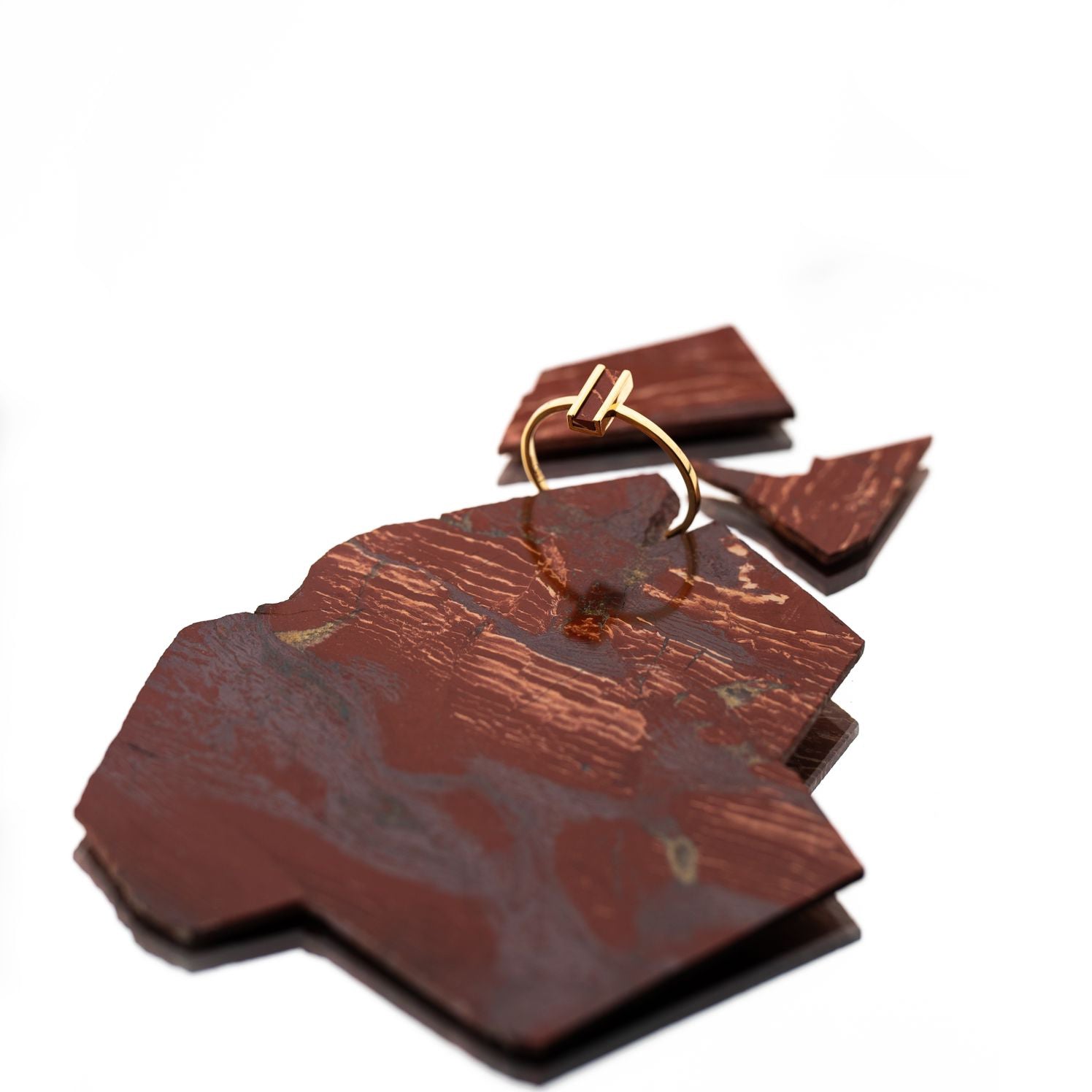 bague fine et minimaliste miniature en pierre naturel jaspe rouge et en or jaune