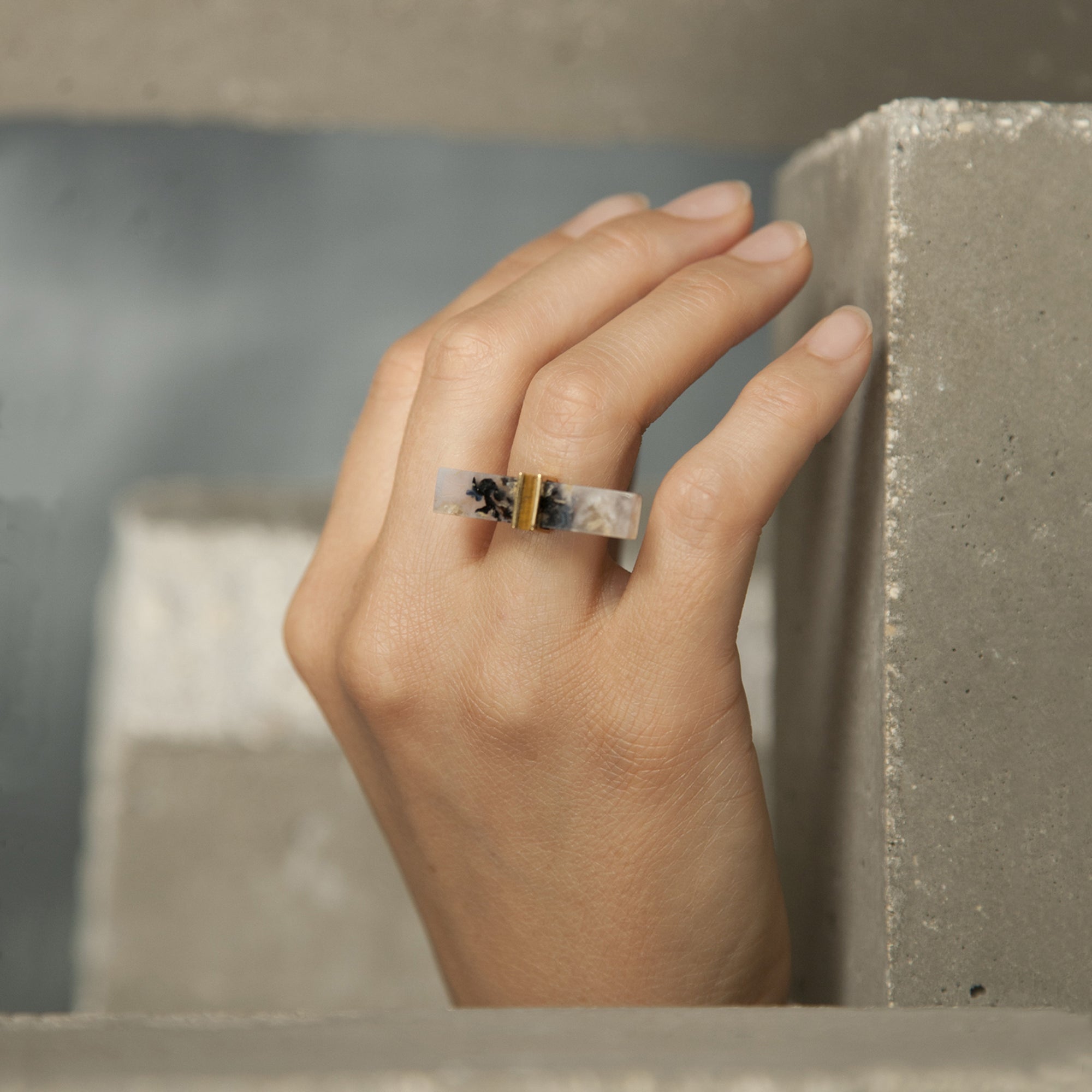 Bague Noeud en or jaune, agate et oeil de tigre portée