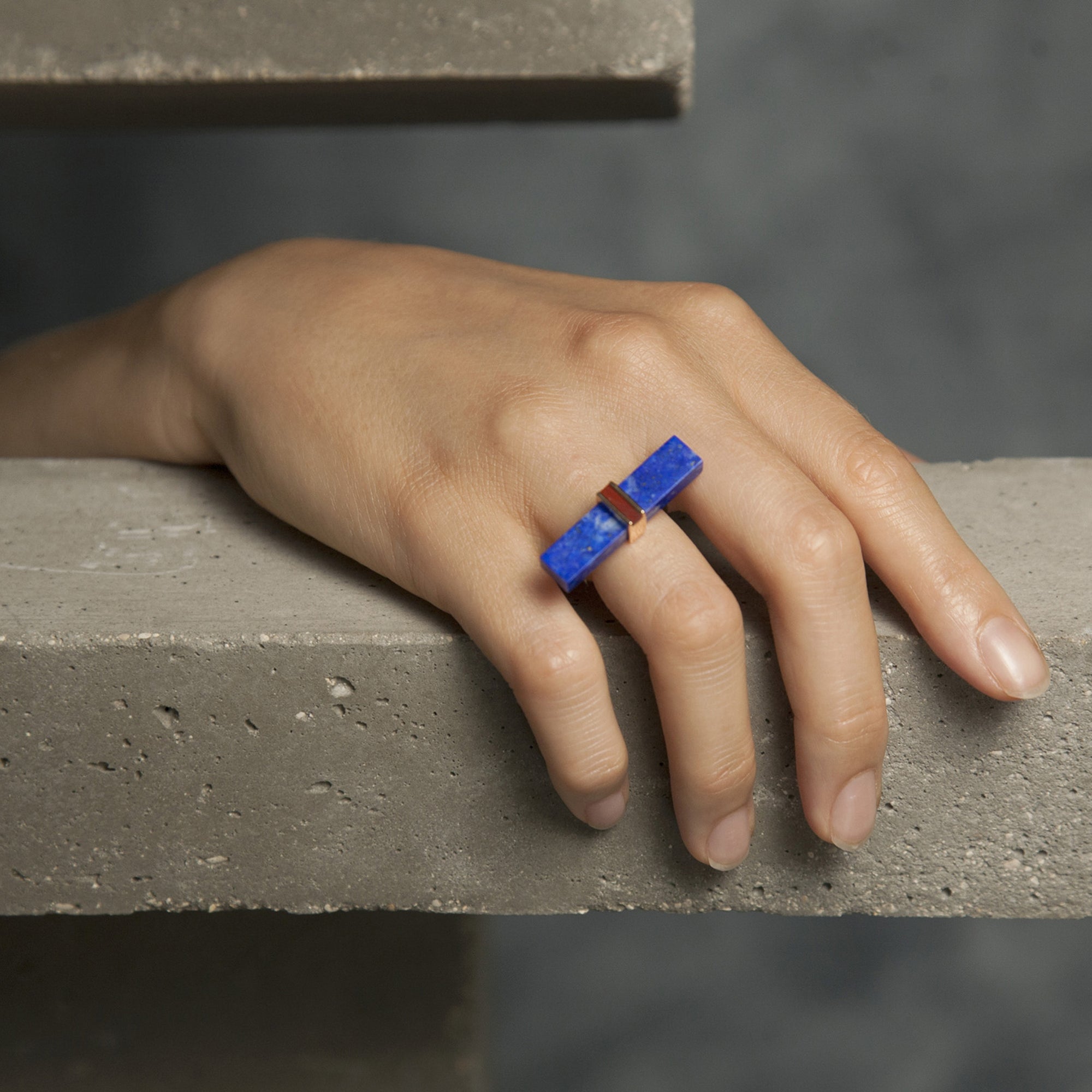 Bague Noeud en or rose et lapis-lazuli portée