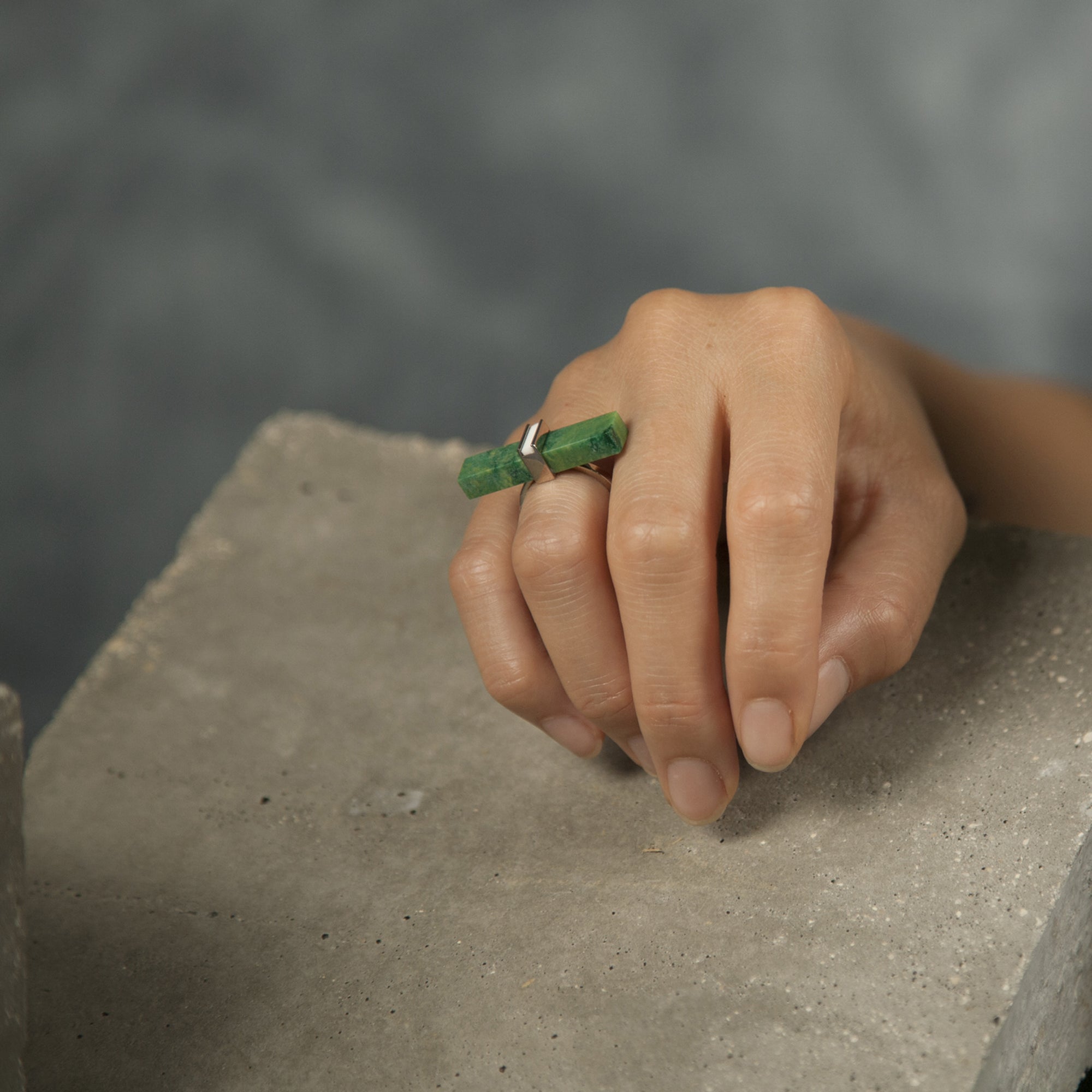 Bague Noeud en or blanc, verdite et agate cacholong portée