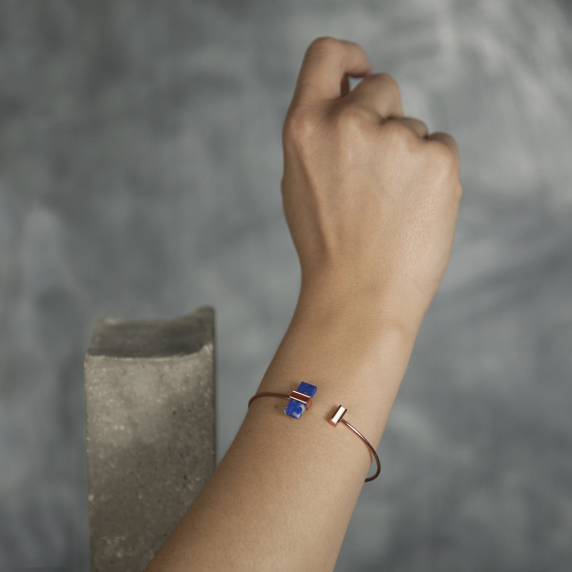 Bracelet Noeud en or rose, lapis-lazuli et jaspe rouge porté