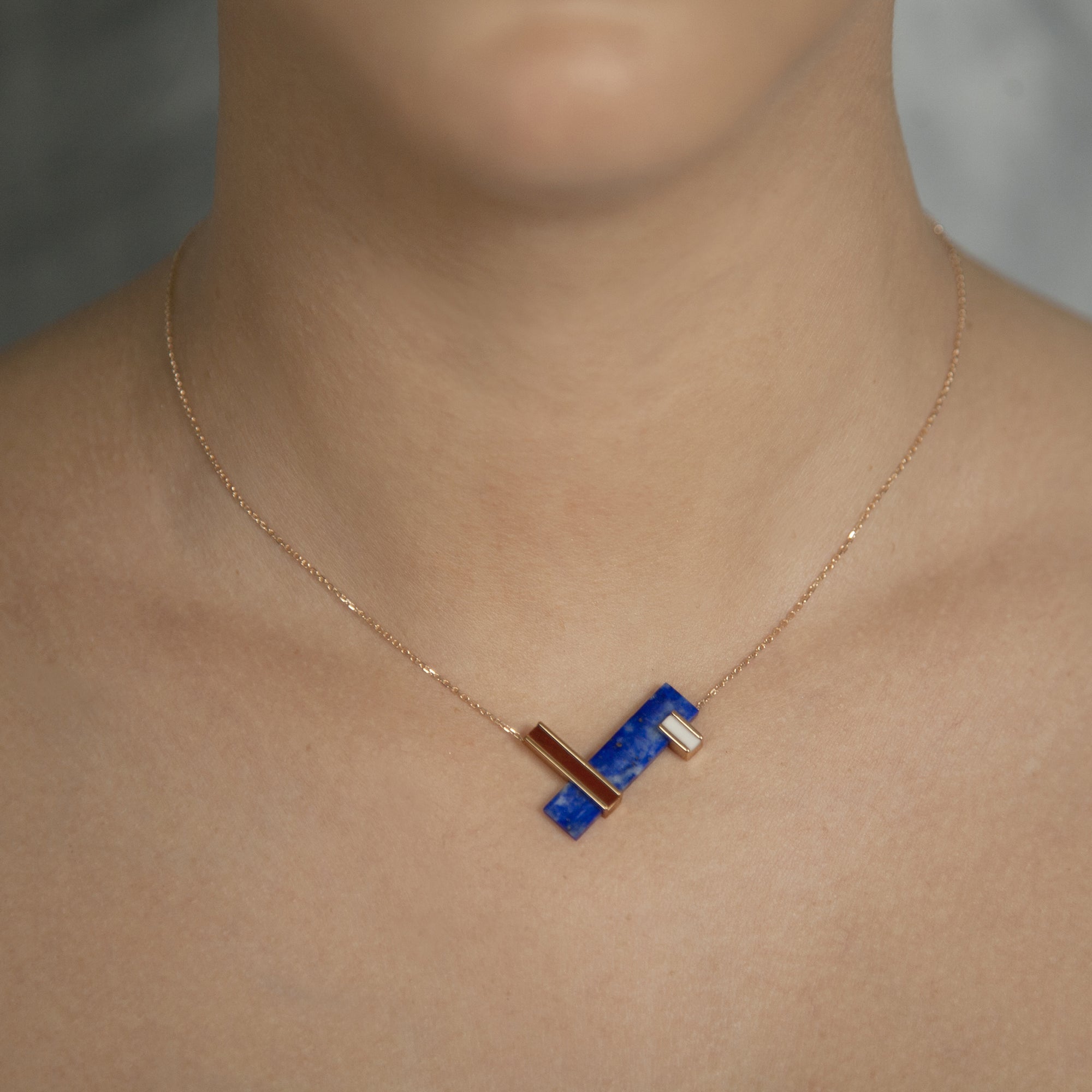 Collier Noeud en or rose, lapis-lazuli et jaspe rouge gros plan porté